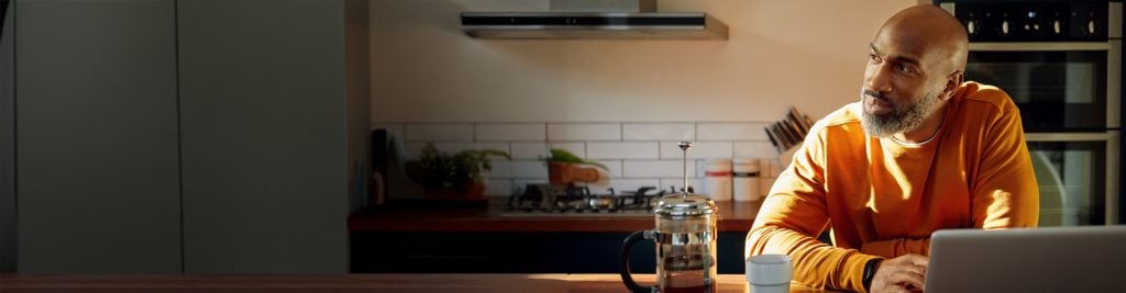 men with a laptop doing breakfast